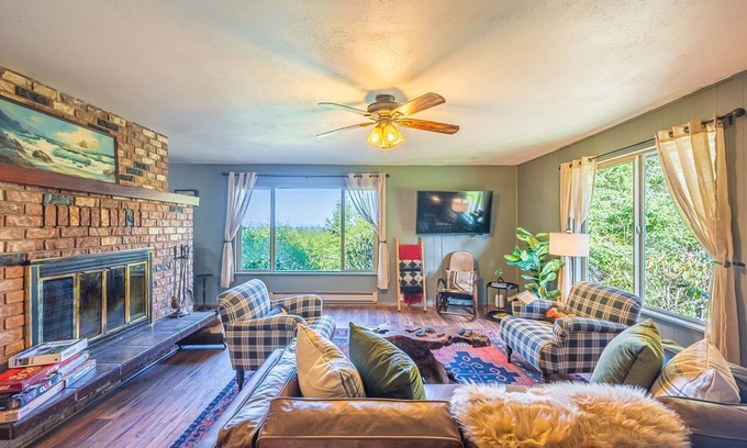 Sekiu House | Relaxing Olympic Retreat: 3 BR Cottage with Hot Tub