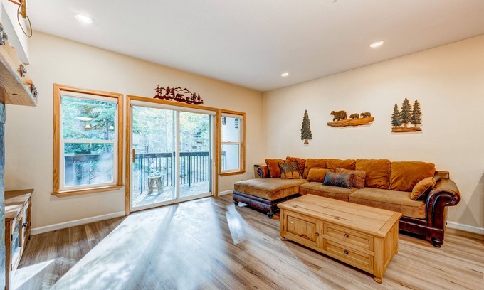 Olympic Valley Condo | Cozy Olympic Valley Condo with Pool, Hot Tub & Balcony