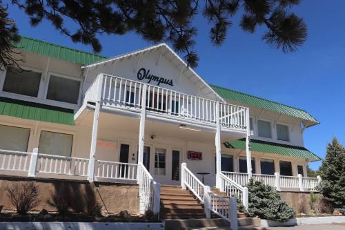 Estes Park Hotel | Pet-Friendly Olympus Lodge: A 4-Star Family Retreat