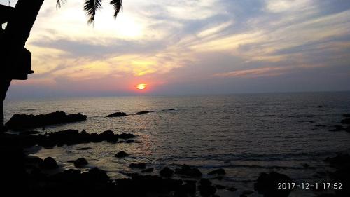 Arambol House | Oceanfront Om Ganesh Guest House with Breakfast & Pets Welcome