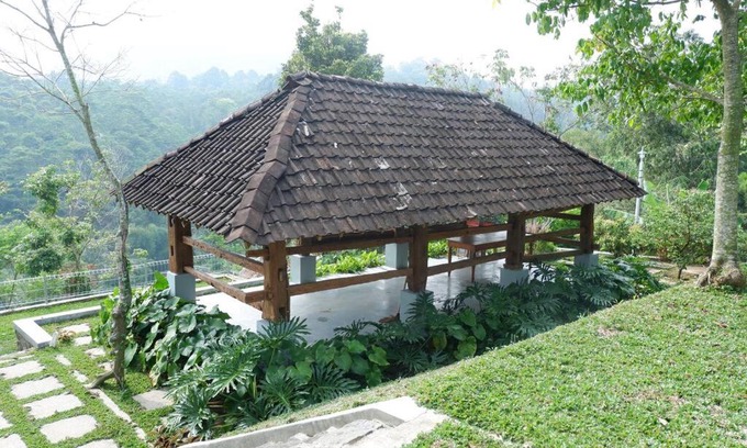 Karanganyar House | Omah Pinaringan: Oceanfront Retreat with Breakfast & Pet-Friendly