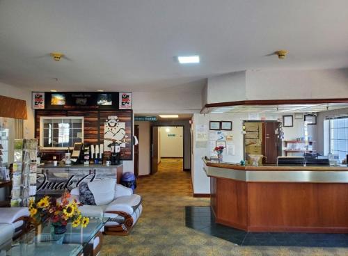 Omak Hotel | Discover Comfort at Omak Inn with Pool and Family Amenities