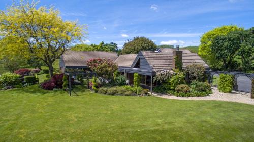Taumarunui Bed & Breakfast | Discover Omaka Lodge: Top-Rated Stay with Pool & Pet-Friendly