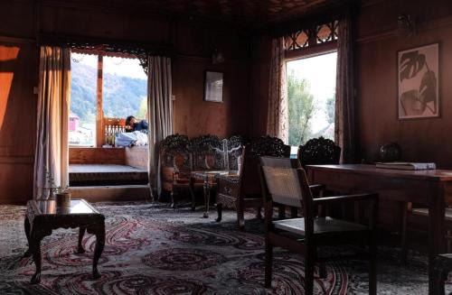 Dal Lake House | Top-Rated FAVELA HEADROOMS & Houseboats with Breakfast