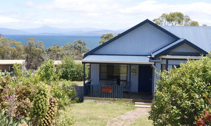 Alonnah Cottage | Omaroo Cottage Bruny Island: Oceanfront Retreat with Pool