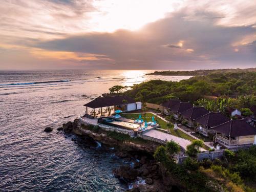 Mushroom Bay Resort | Ombak Bay Lembongan: Beachfront Retreat with Pool & Dining