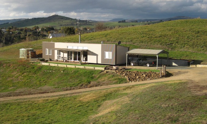 Omeo House | Omeo Mountain Views: Peaceful Getaway with Pool & Breakfast