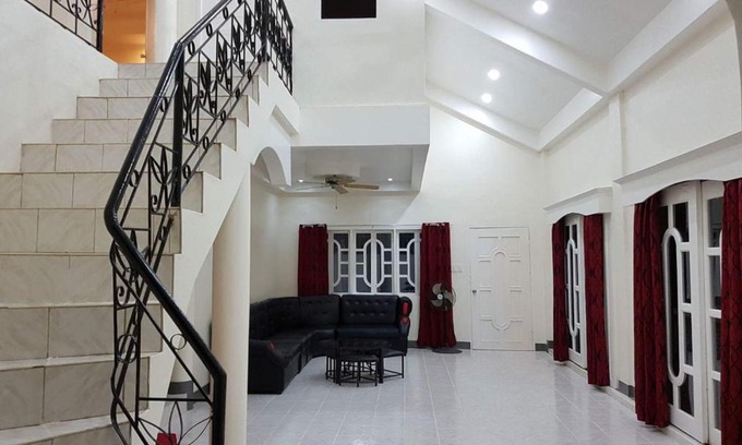Samal House | Spacious OMG Guesthouse: Perfect for Families and Pets