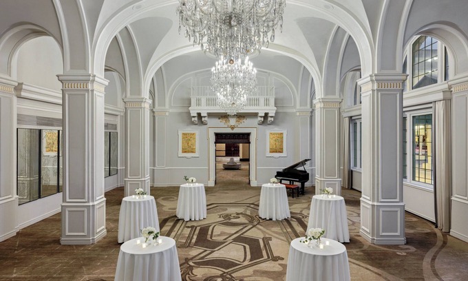 Wholesale District Hotel | Relax at Omni Severin Hotel with Pool, Spa & Family Amenities