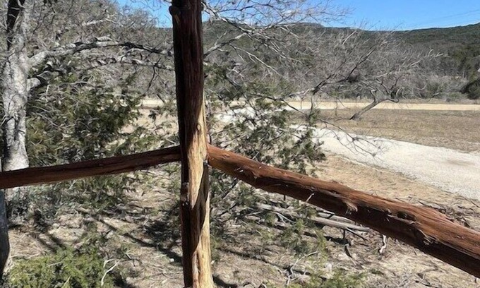 Leakey Cabin | Pet-Friendly Retreat on Twisted Sisters Loop for Couples