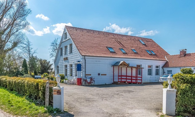 Oldenswort Apartment | On a secluded property and surrounded by lots of nature is this large and bright vacation apartment.