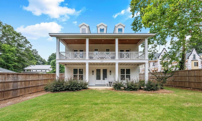 Pickwood House | Conveniently Located on College Street in Auburn
