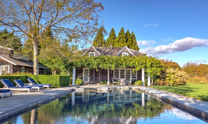 Sagaponack House | Idyllic Retreat in Sagaponack with Gourmet Kitchen & Tennis