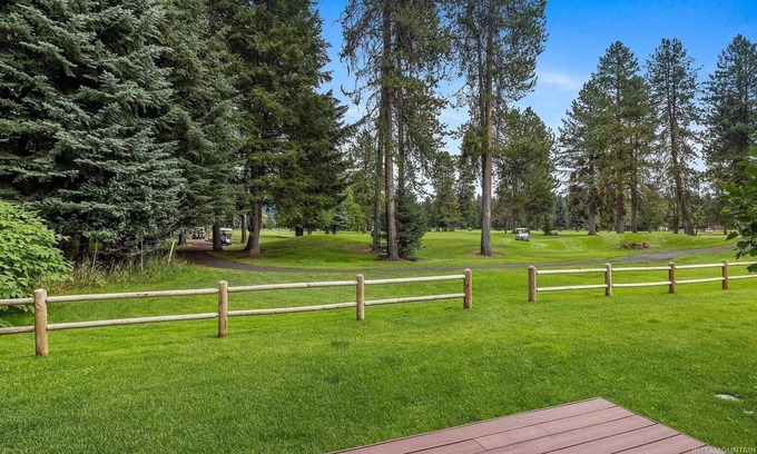 McCall House | Idyllic Retreat: Golf Course, Lake Access & Hot Tub