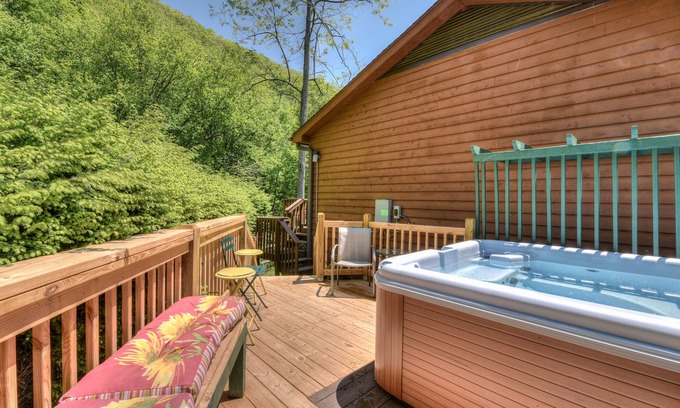 Maggie Valley Cabin | Family-Friendly Retreat on Jonathan Creek with Pet Perks