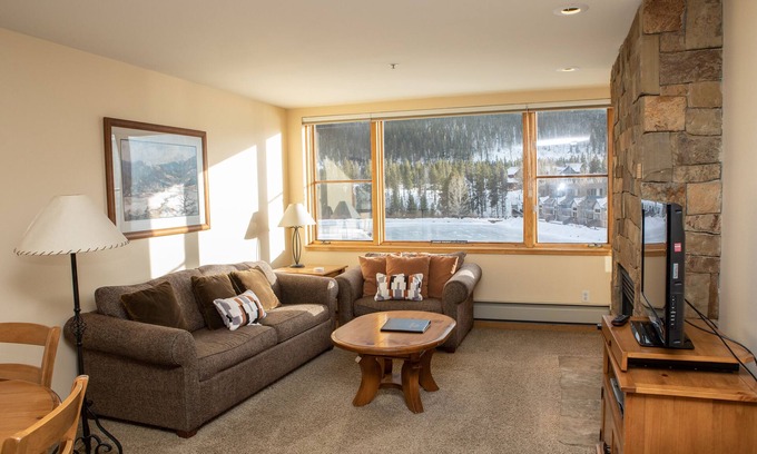 Lakeside Village Condo | Beautiful Retreat on Keystone Lake with Pool & Spa Access
