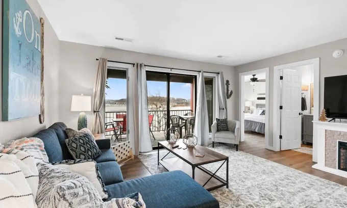 Kimberling City Condo | Relaxation Awaits at On Lake Time with Pool & Spa Amenities