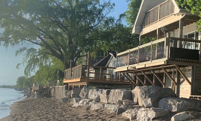 Leamington Cottage | Experience PƐLƐ Beach House: Guest Rated 9.8 with Ocean Views