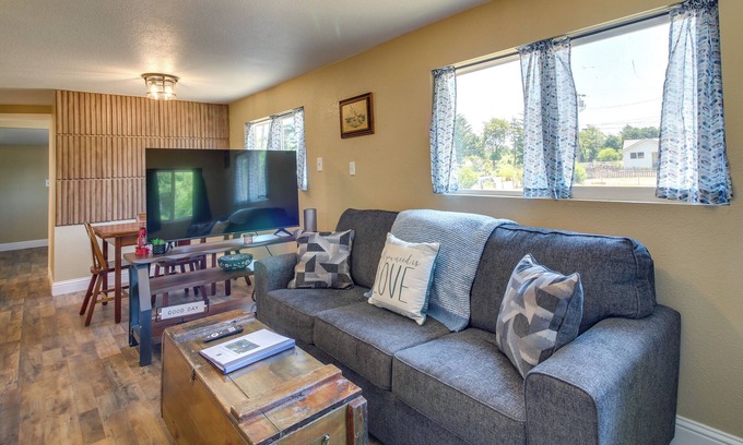 Coos Bay Cabin | Inviting Coos Bay Retreat with Creek Access and Ocean Views
