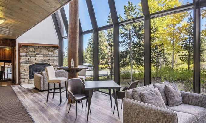 Truckee Apartment | Scenic Truckee Studio with Balcony and Ski Access