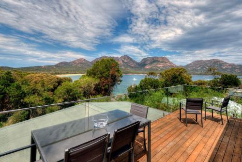 Coles Bay Apartment | Beachfront Getaway: Oceanview & Private Beach Access