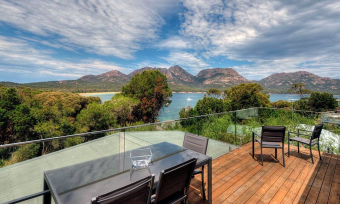 Coles Bay Apartment | Relaxing Retreat on Richardson's Beach with Free WiFi