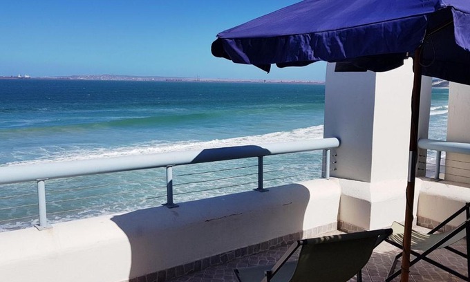 Paradise Beach House | Beachfront Retreat with Kitchen & Breakfast Included