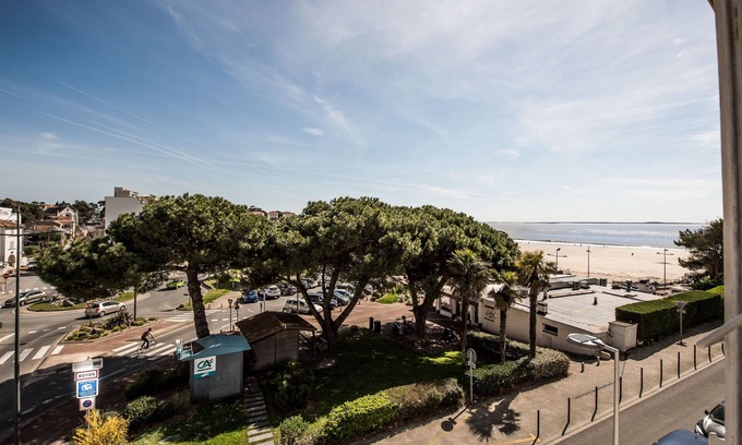 Pontaillac Apartment | Oceanfront Duplex in Pontaillac with Pool Access & Views