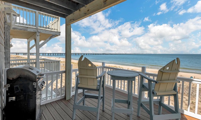 Chic's Beach Condo | Beachfront Bliss: Guest Rated 9.8 with Ocean Views!
