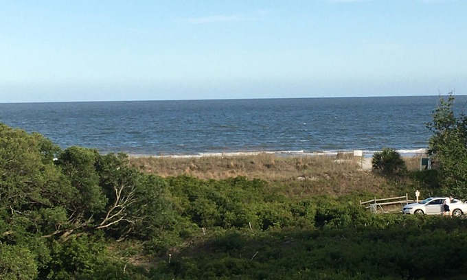Folly Field Condo | Ocean View Getaway with Resort Amenities & Top Ratings