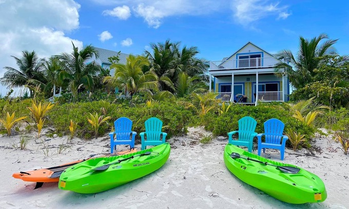 Spanish Wells Cottage | Beachfront Getaway with Kayaks & Breathtaking Views