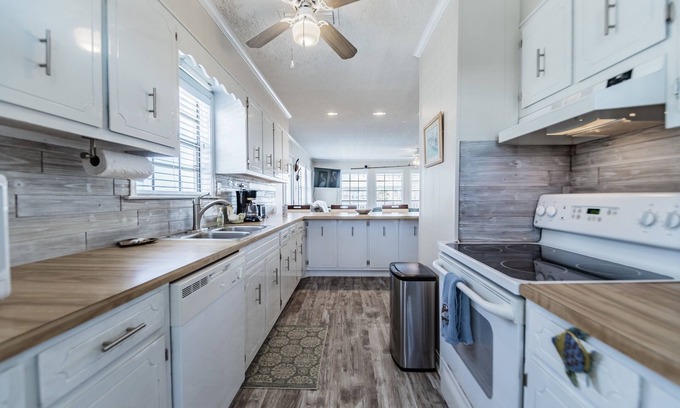 Silver Cay House | Beautiful Waterfront Retreat with Easy Bay Access