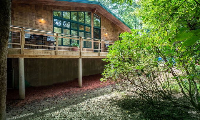 Helen House | Riverside Retreat: Walk to Downtown Alpine Helen