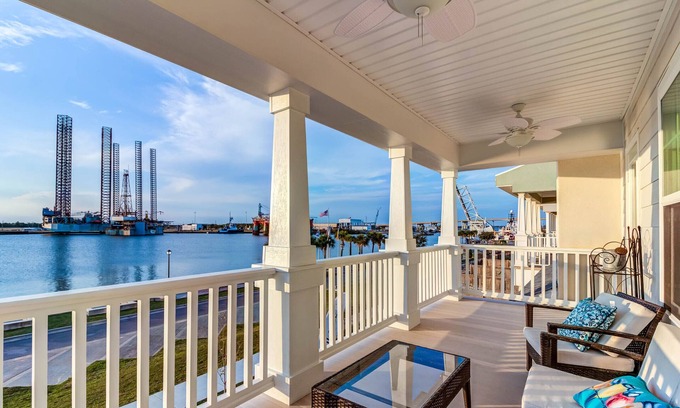 Pascagoula House | Experience On The Dock Of The River – Perfect for Families