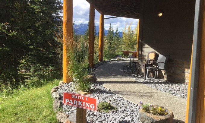 Jasper East House | Ideally Located Near Jasper National Park with Breakfast