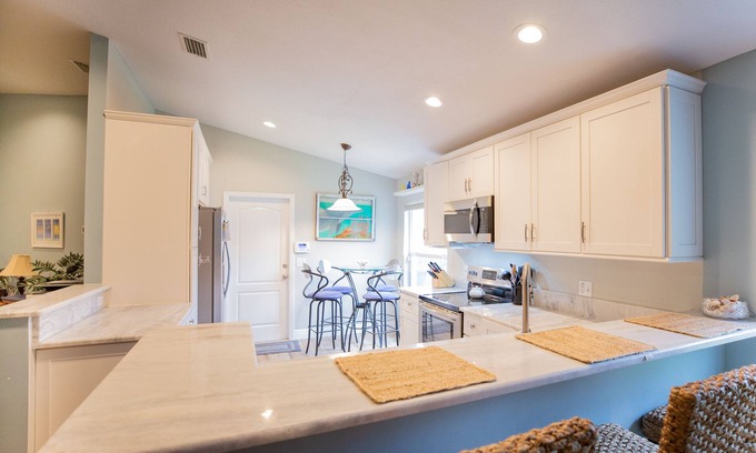 Lutz House | Explore Comfort at "On the Edge" of Lutz and Wesley Chapel