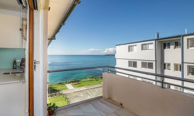 Cronulla Apartment | On The Esplanade: Beachside Comfort Near Cronulla Mall