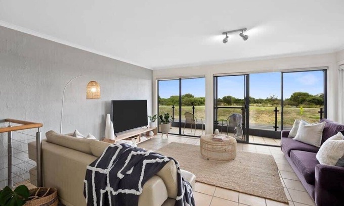 Torquay Apartment | Seaside Escape: Ocean Views on the Esplanade, Rated 9.6