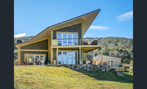 Lymington House | Relax by On the Huon River - Guest Rated 9.7/10