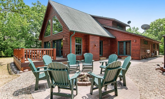 Necedah House | Scenic Retreat On the Lake at Castle Rock with Ocean Views