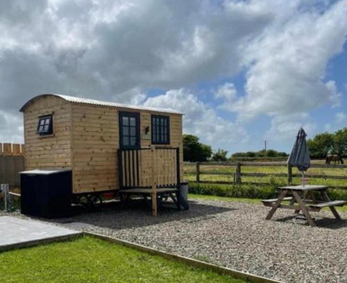 Saint Breward Cabin | Eco-Friendly Shepherds Huts with Hot Tub & Pet Welcome