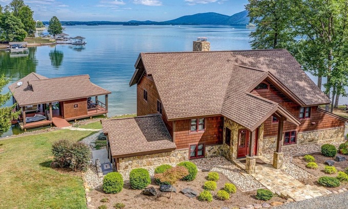 Penhook Cabin | Unforgettable Stay at On The Rocks SML with Lake Views