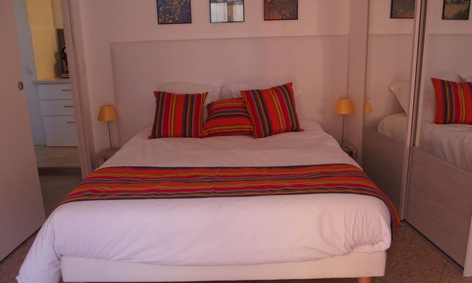 Arles City Centre Apartment | Experience Arles: Rooftop Retreat with Spa & Family Amenities
