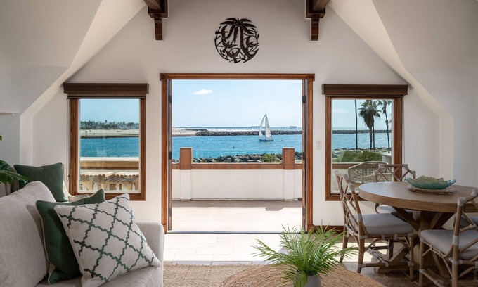 South Mission Beach House | Oceanfront Bliss: Family Home with Sunset Views & AC