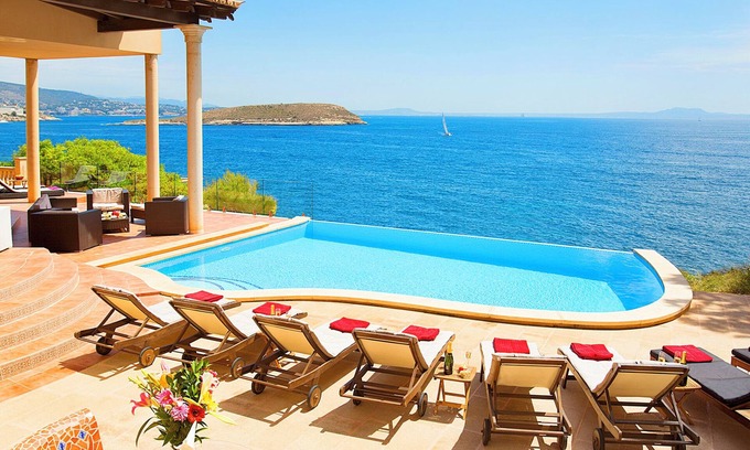 Badia de Palma House | Seaside Retreat with Pool and Jacuzzi — Casa Juan Carlos