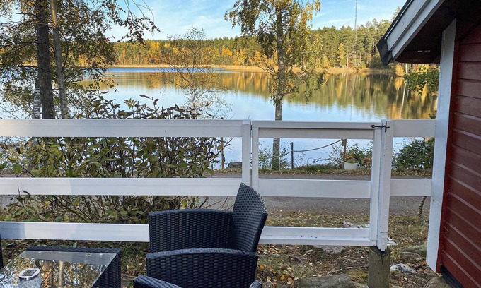 Kolmarden House | Cozy Lakeside Cottage with Private Sauna on Lake Torsjön