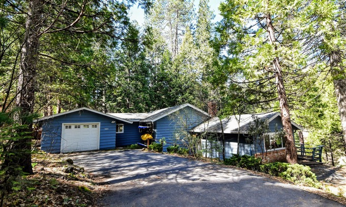 Glencoe Cabin | Scenic Retreat at Lakemont Pines Lake with Pool Table & Kayaks
