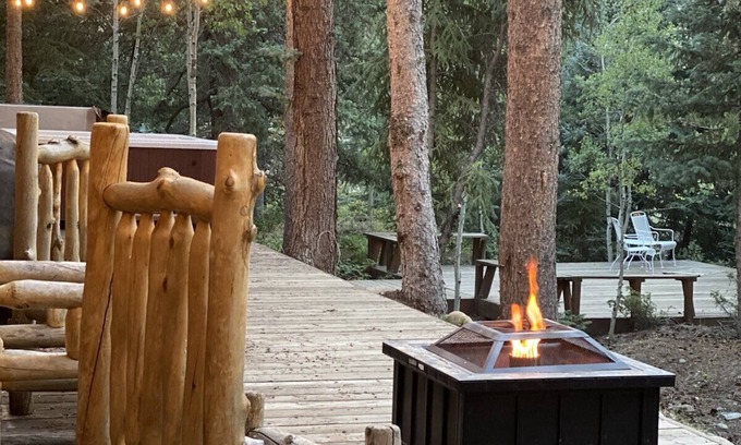 Black Hawk Cabin | Ideal Retreat: Hot Tub, Sauna & 8 Mins to Nederland
