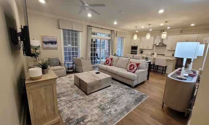 Tuscaloosa Condo | Prime Location Steps From the Stadium on University Strip