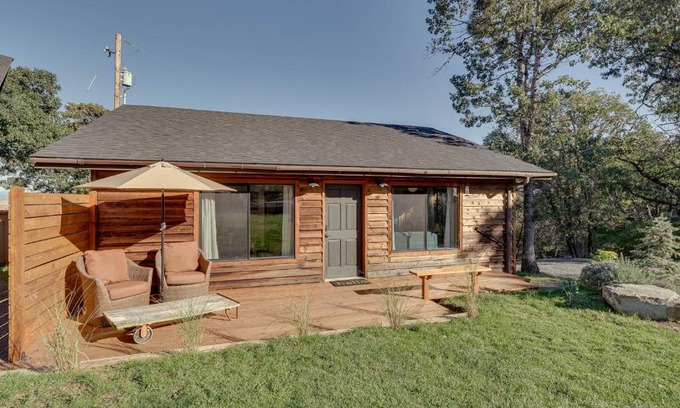 Central Point House | Charming Central Point Bungalow on a Working Winery!